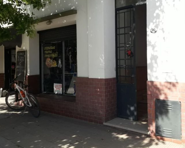 CASA DE TRES DORMITORIOS CON LOCAL Y DEPARTAMENTO