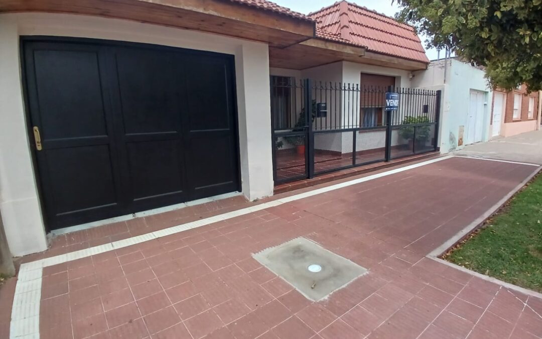 INTERESANTE CASA CÉNTRICA